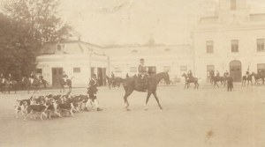 [Lovecké výlety u rodiny Potockých v Antoninách - lovecký výlet - situačná fotografia]. [začiatok 20. storočia]. Formulár fotografie....