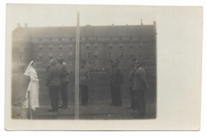 [RUSSIE - Maria Fyodorovna Romanova, impératrice de Russie - en conversation avec des généraux russes - photographie de situation]....