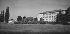 [RYDZYNA - château - vue des photographies]. [l. années 1980]. Ensemble de 4 photographies forme. ca. 16x23,...