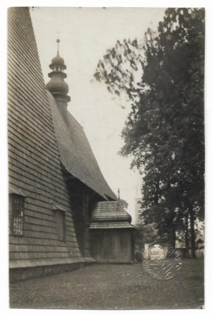 [SĘKOWA - dřevěný kostel sv. Filipa a Jakuba - pohled na fotografii]. [1. polovina 20. století]. Formát fotografie....