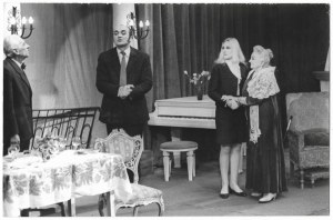 [THEATER - Mieczysława Ćwiklińska in dem Stück 'Bäume sterben im Stehen' - Situationsaufnahme]. [XI 1969]....