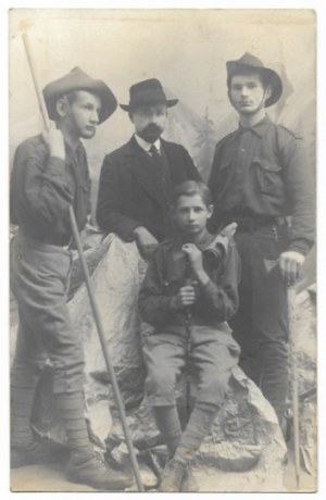 [SKAUCI - z ojcem w Zakopanem - fotografia portretowa, pozowana]. [nie po 15 XII 1913]. Fotografia pocztówkowa form....