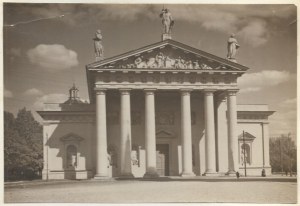 Die Vorderseite der Basilika der Erzkathedrale von Vilnius auf einem Foto von Jan Bulhak.