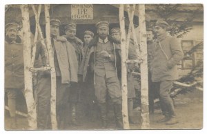 [Poľské légie - veliteľstvo 1. pešieho pluku poľských légií - skupinová fotografia]. [1914/1915]...