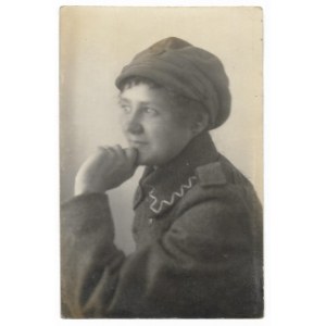 [LEGIONY Polskie - legionistka w czapce z orzełkiem - fotografia portretowa]. [1915?]. Fotografia pocztówkowa form....