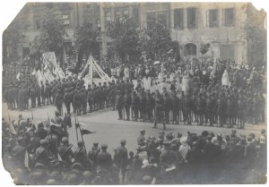 [LEGIONI polacche - celebrazioni del Corpus Domini a Varsavia - fotografia di scena]. [non prima del 1916]...