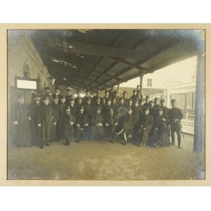 [I WOJNA św. - Kraków - K.u.K. Bahnhof - Kommando - fotografia zbiorowa]. [191-?]. Fotografia form....