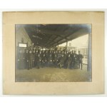[I WOJNA św. - Kraków - K.u.K. Bahnhof - Kommando - fotografia zbiorowa]. [191-?]. Fotografia form....