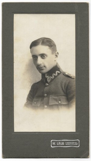 [Armée polonaise - Sous-lieutenant Tadek - photographies de portrait]. [pas après le 27 mai 1920]. Ensemble de 2 photographies form....