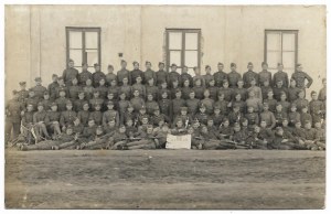 [Poľská armáda - [2.?] Poddôstojnícka škola 4. pešieho pluku Legie v Kielcach - skupinová fotografia]. [1922?]...