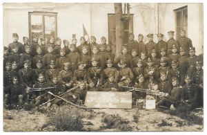 [Poľská armáda - 3. poddôstojnícka škola 4. pešieho pluku legionárov v Kielcach - skupinová fotografia]. [...