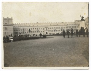 [Polská armáda - důstojníci 4. pěšího pluku legionářského v Kielcích na Všeobecné národní výstavě v Poznani - fotografie...