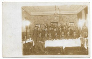 [Armée polonaise - officiers et sous-officiers du 4e régiment d'infanterie de la Légion à Kielce dans un casino - photographie de situation]. [...