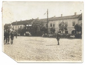 [WOJSKO Polskie - Omša na námestí v Kielcach za účasti 4. pešieho pluku legionárov v Kielcach - situačná fotografia]. [l....