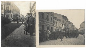 [WOJSKO Polskie - defilady 4. Pułku Piechoty Legionów w Kielcach na ulicach miasta - fotografie sytuacyjne]. [l....