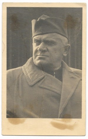 [Poľská armáda - generál Stanislaw Rouppert počas internácie - portrétna fotografia]. [1940?]....