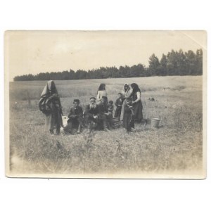 [II WOJNA św. - uciekinierzy żydowscy w okolicach Lublina - fotografia sytuacyjna]. [1939]. Fotografia form. 8,...