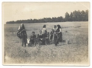 [Zweiter Weltkrieg - Jüdische Flüchtlinge in der Umgebung von Lublin - Situationsaufnahme]. [1939]. Foto-Formular. 8,...