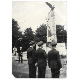 [po II WOJNIE św. - gen. Władysław Anders na emigracji, przy pomniku poległych lotników podczas uroczystości rocznicowyc...