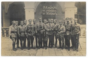 [PIŁSUDSKI Józef - przed kwaterą w Kielcach - fotografia sytuacyjna]. [VIII 1914]. Fotografia pocztówkowa form. 8,...