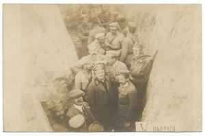 [PIŁSUDSKI Józef - dans les tranchées près de Kostiuchnówka en Volhynie - photographie de situation]. [30 V 1916]...