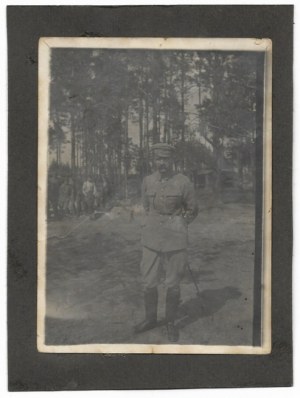 [PIŁSUDSKI Józef - in der 1. Brigade der polnischen Legionen in Karasin, Wolhynien - gestelltes, situatives Foto]. [1916]...