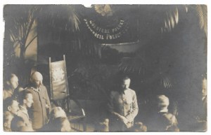 [PIŁSUDSKI Józef - after a speech - situational photograph]. [not after 1917?] Postcard photograph form. 8,...