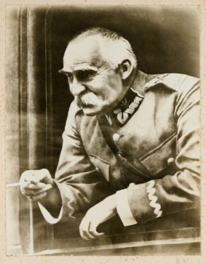 [PI£SUDSKI Józef - in the window of the carriage, wearing marshal's uniform, with a cigarette in his right hand - portrait photograph]....