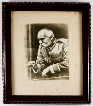[PIŁSUDSKI Józef - à la fenêtre du wagon, en uniforme de maréchal, une cigarette dans la main droite - photographie de portrait]....