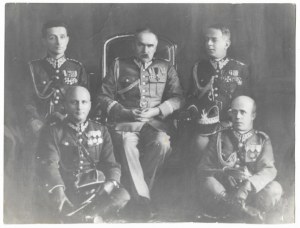 [PIŁSUDSKI Józef - entouré d'officiers - négatifs et tirage d'une photo posée]. [pas avant 1932]...