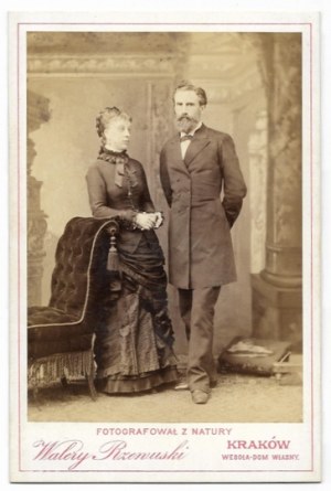 [FOTOGRAFIA DI RITRATTO - coppia - ripresa in formato cabinet]. [non prima del 1867]. Forma della fotografia. 13,6x9,...