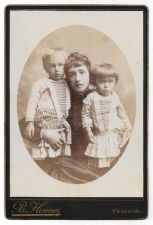 [FOTOGRAFIA di ritratto in ovale - madre con figli - ripresa in formato cabinet]. [non prima del 1877]....