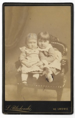 [PORTRAITFOTOGRAFIE - Kinder - Aufnahme im Kabinettformat]. [nicht vor 1865, nicht nach 1885]....