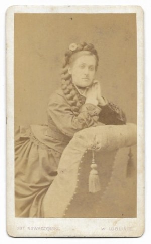 [PORTRAIT PHOTOGRAPH - girl - shot in card de visite format]. [nie pred rokom 1866, nie po roku 1873]....