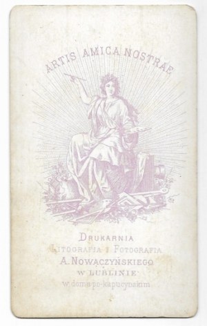 [PORTRÉTNÍ FOTOGRAFIE - dívka - snímek ve formátu card de visite]. [ne před rokem 1866, ne po roce 1873]....
