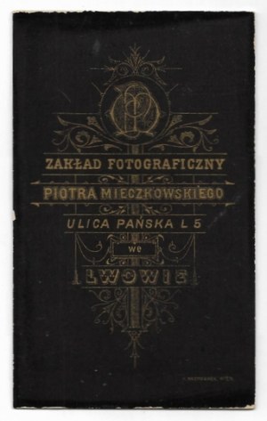 [Portrétní FOTOGRAFIE - mladá dívka - snímek ve formátu card de visite]. [ne po roce 1887]...