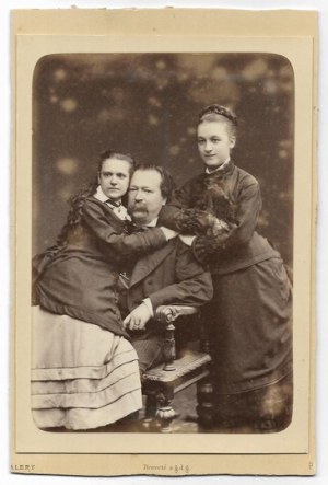 [Portrait PHOTOGRAPHIE - clichés au format cabinet]. [pas avant 1908]. Ensemble de 4 photographies format. ca. 14x10 cm sur original...