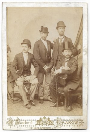 [Portrait PHOTOGRAPHIE - quatre amis - prise de vue en format cabinet]. [20 VIII 1892]. Forme de la photographie. 14,...