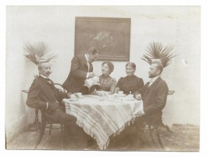 [FOTOGRAFIA DI RITRATTO - due buoni amici - scatti situazionali]. [fine XIX/inizio XX secolo]....