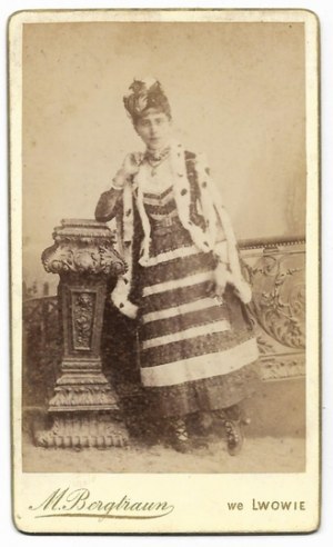 [FOTOGRAFIA pózovala - mladá žena v národnom kroji - portrétne fotografie]. [1888]. Súbor 2 fotografií form....