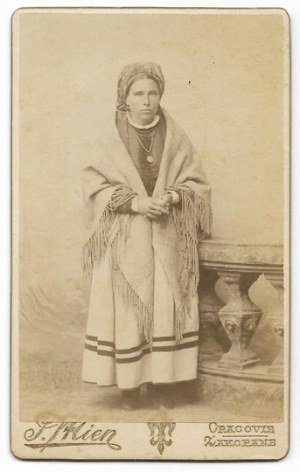 [PHOTOGRAPHIE posée - jeune femme de la région de Cracovie en costume régional - photographie de portrait]. [après 1894]...