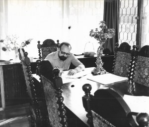 [PENDERECKI Krzysztof with family - posed photograph, press]. [l. 1970s]. Photograph form. 18,3x21,...