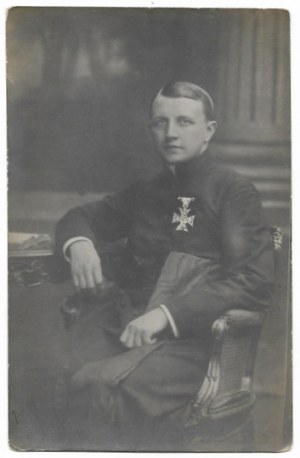 [SKORUPKA Ignacy der Priester - Porträtfoto]. [vor 14. August 1920/l. 1930er Jahre]. Postkartenfoto form....