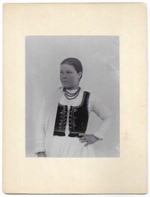 [Polnische Volkstrachten - Porträtfotos von Frauen und Männern in regionalen Trachten]. [1. Hälfte des 20. Jahrhunderts]....