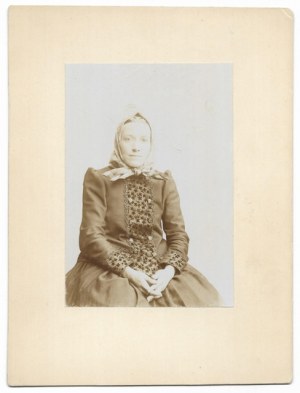 [Polish folk costumes - portrait photographs of men and women in regional costumes]. [1st half of the 20th century]....