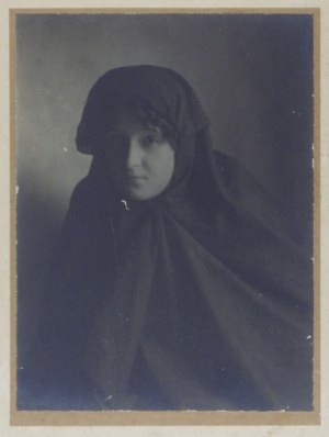 [TÜRKEI - Porträtfoto]. [l. 1930er Jahre]. Fotografie-Formular. 29,2x22 cm auf Unterlage. 44,5x34,...