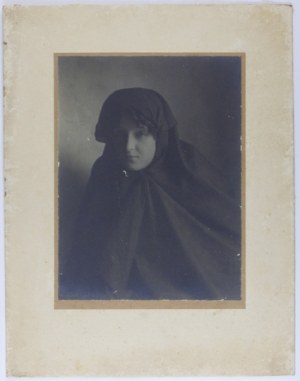 [TURKEY - portrait photograph]. [l. 1930s]. Photograph form. 29.2x22 cm on backing form. 44,5x34,...