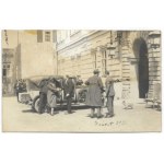 [ARYSTOKRACJA - ostatni ordynat łańcucki Alfred Potocki z przyjaciółmi na dziedzińcu łańcuckiej rezydencji - fotografie ...