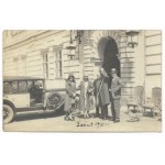 [ARYSTOKRACJA - ostatni ordynat łańcucki Alfred Potocki z przyjaciółmi na dziedzińcu łańcuckiej rezydencji - fotografie ...