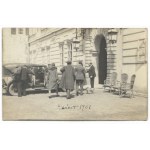[ARYSTOKRACJA - ostatni ordynat łańcucki Alfred Potocki z przyjaciółmi na dziedzińcu łańcuckiej rezydencji - fotografie ...